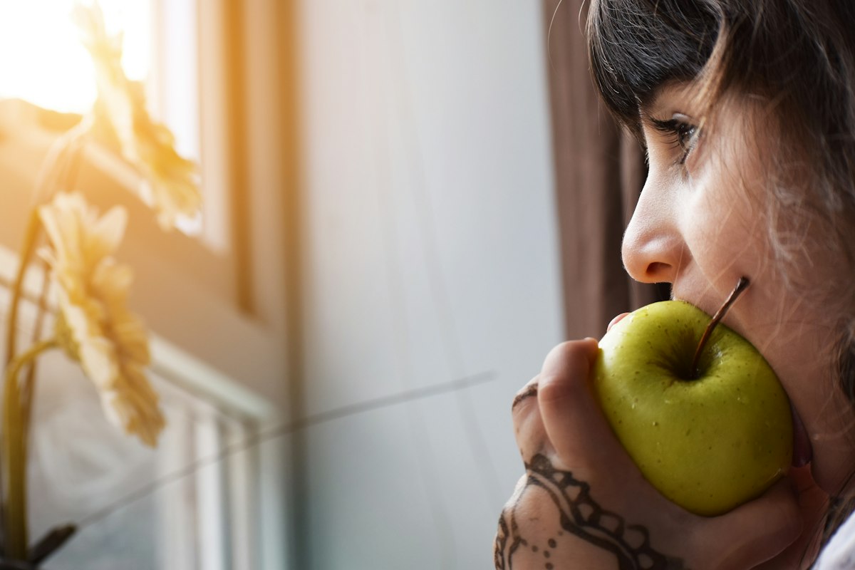 Thé vert frais servi avec pâtisserie légère
