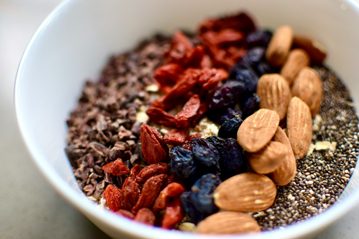 Smoothie coloré aux fruits rouges et lait de coco